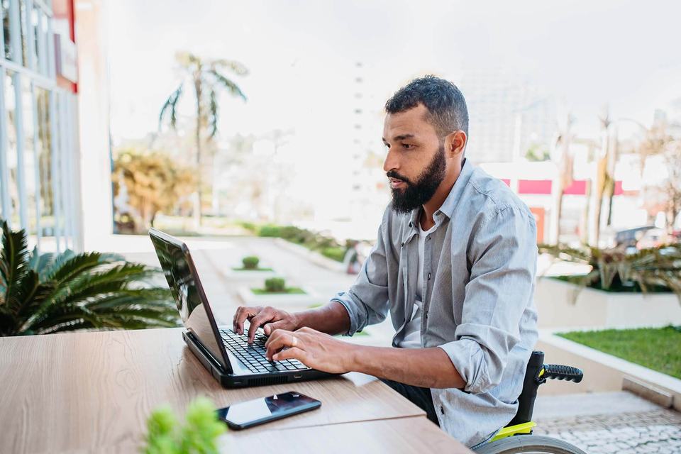 Person-in-wheelchair-working-on-computer