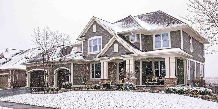 Suburban-Home-in-winter-snow