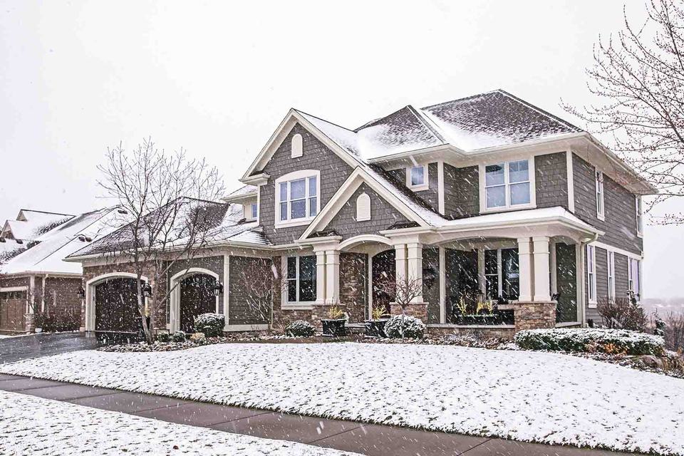 Suburban-Home-in-winter-snow