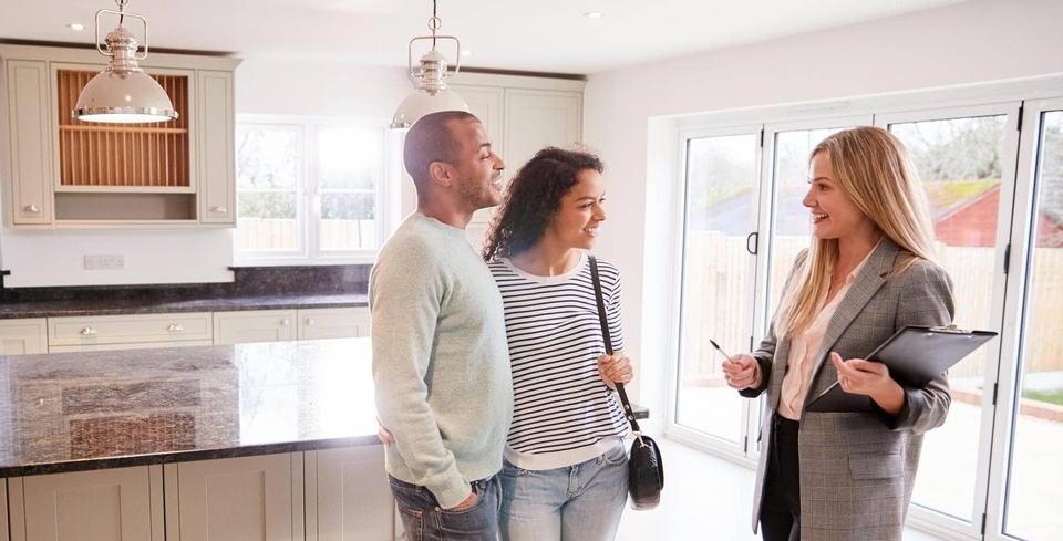 couple-talking-to-realtor-e1582580402746.jpg