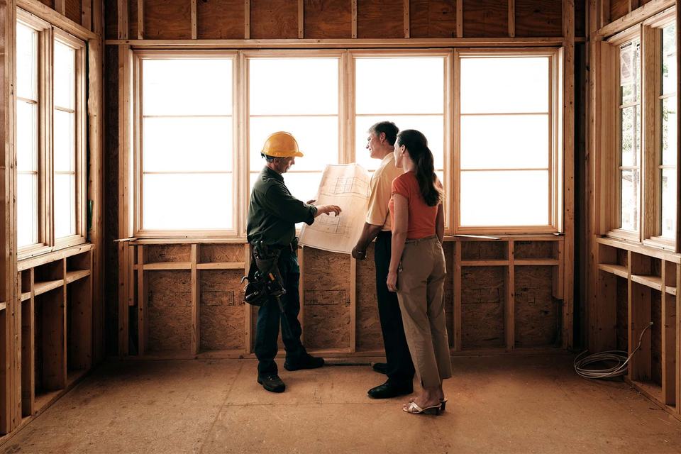 couple-with-builder-in-unfinished-home