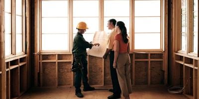 couple-with-builder-in-unfinished-home