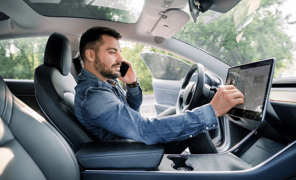 man-talking-on-phone-smart-car-screen.png