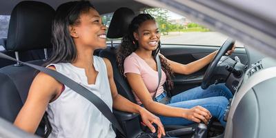 teen-daughter-and-mom-driving