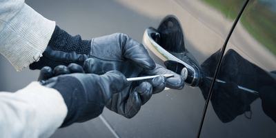 thief-breaking-into-car