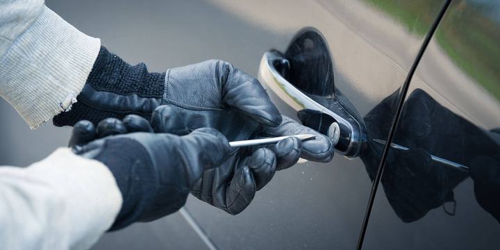 thief-breaking-into-car