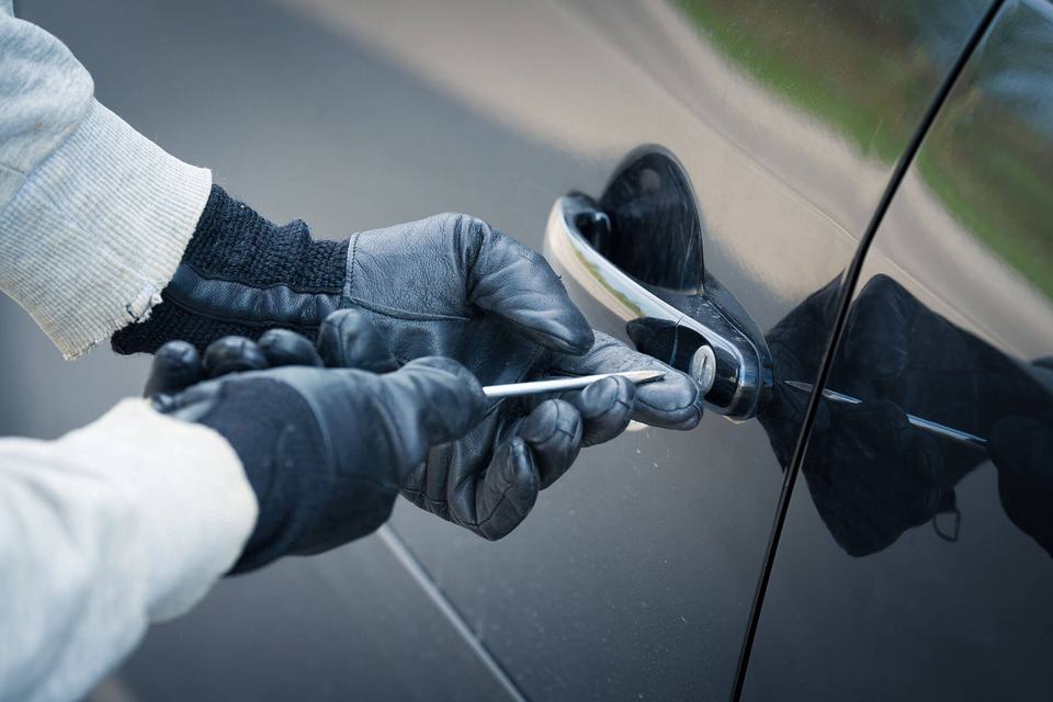 thief-breaking-into-car