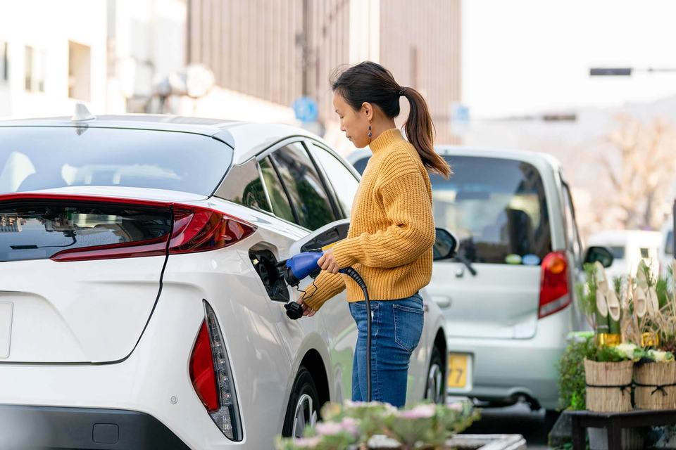woman-charging-electric-car